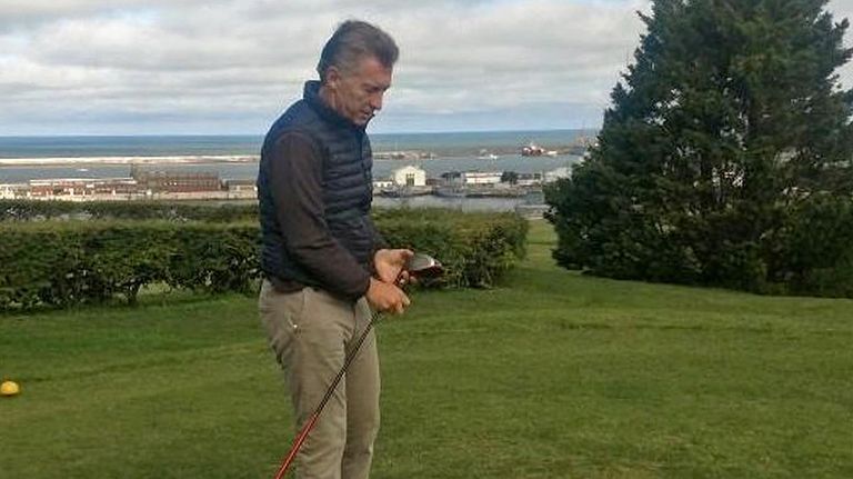 Mauricio Macri juega golf 20201202