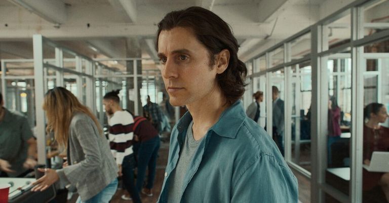 Jared Leto convertido en Adam Neumann en la serie de Apple TV+.