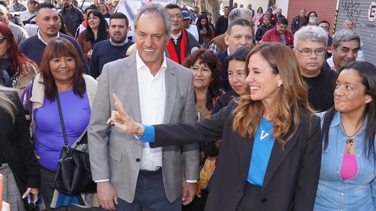 Daniel Scioli y Victoria Tolosa Paz en campaña