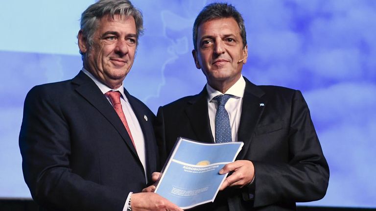 Nicolás Pino, presidente de la Sociedad Rural y Sergio Massa, ministro de Economía