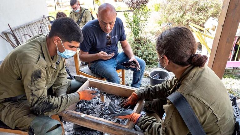 Arqueólogos israelíes ayudan a identificar los restos de la masacre del 7/10