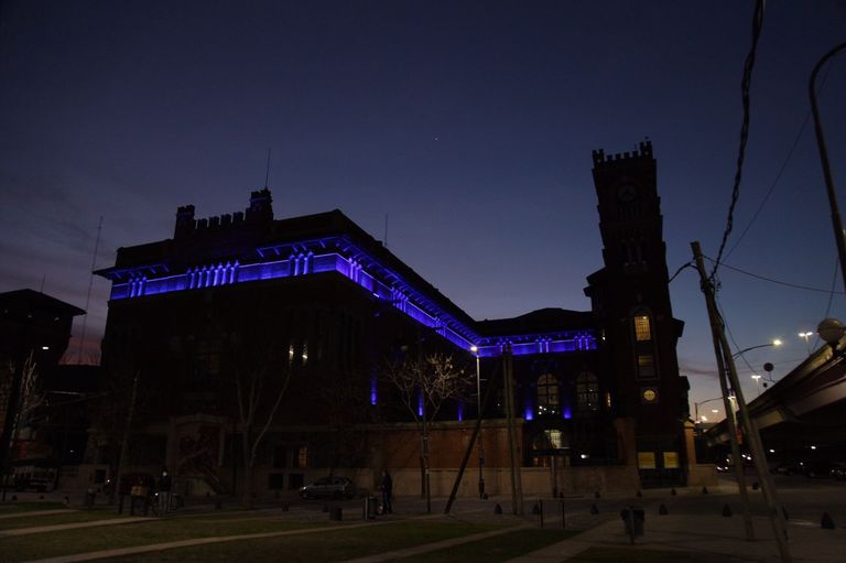 Argentina celebra la independencia de Uruguay y alumbra monumentos de azul