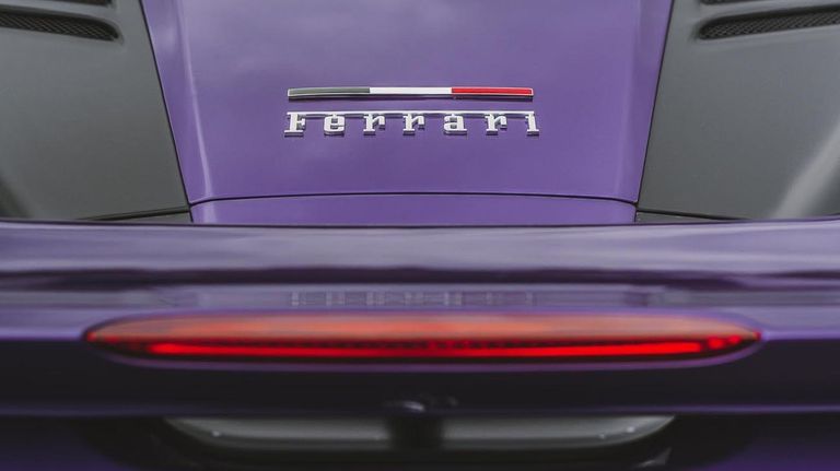 La nueva Ferrari de Maluma