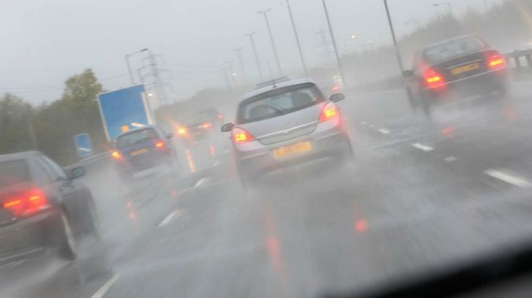 Cómo manejar bajo la lluvia
