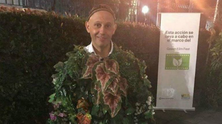 Sergio Bergman disfrazado de planta.
