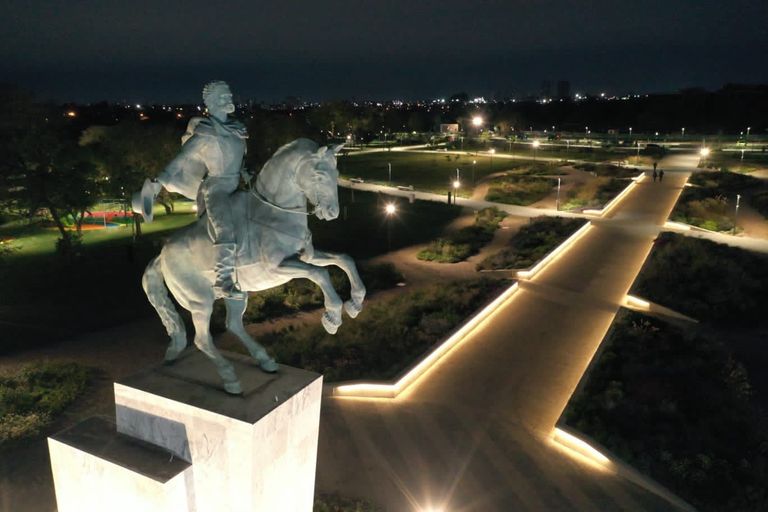 Monumento a Bustos en el Parque