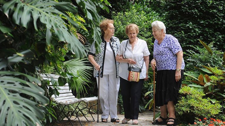 Los adultos mayores son más vulnerables al virus.