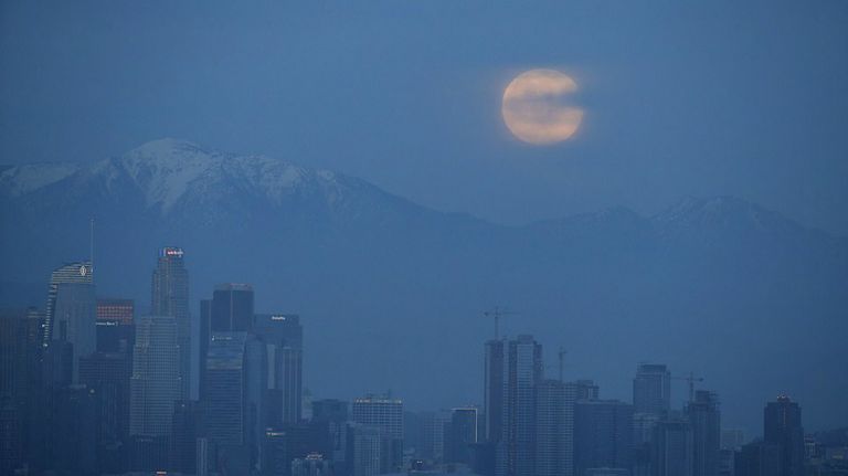 luna de sangre iluminó al mundo en un eclipse total