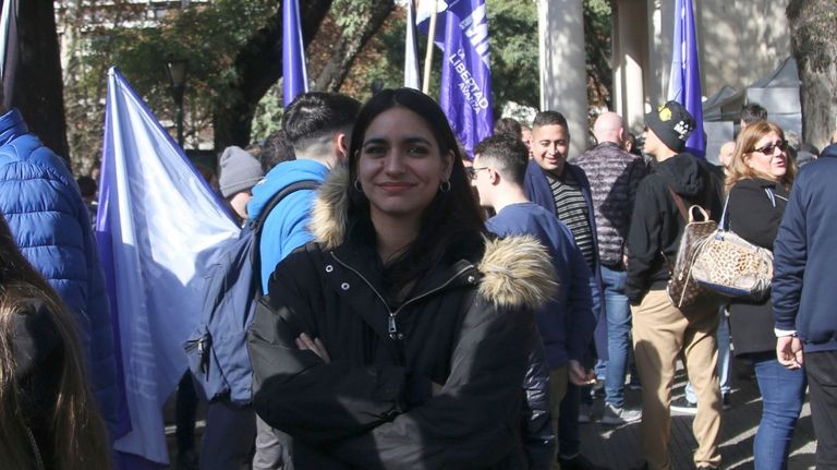 Lucía Montenegro durante una actividad de militancia de La Libertad Avanza