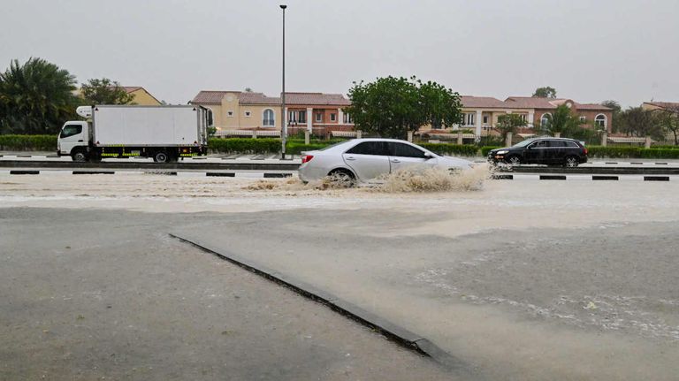 Lluvia torrencial en el Emirato del Golfo de Dubai el 16 de abril de 2024 20240416