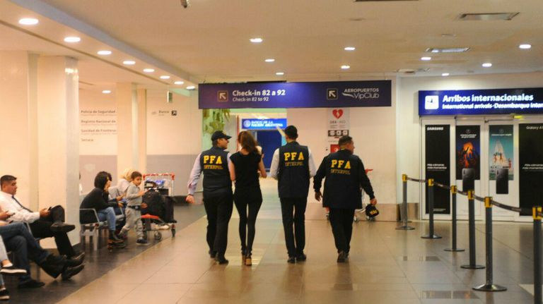 Alberto Samid en el Aeropuerto Internacional de Ezeiza