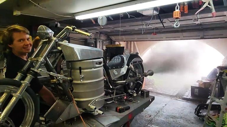 Inventó una moto que funciona a cerveza
