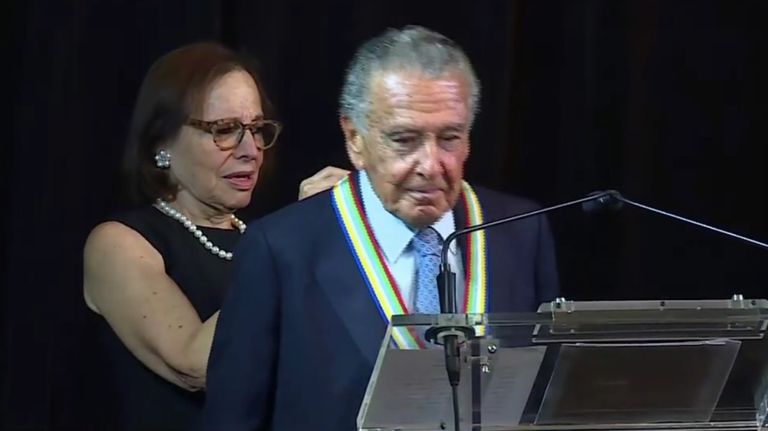 Eduardo Eurnekian Gold Medal Americas Society g_20211013