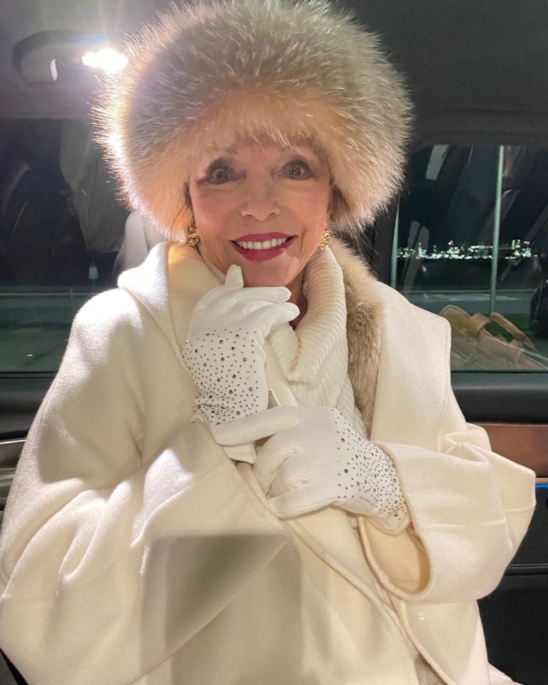 Joan Collins, de 90 años da a conocer sus secretos para bien