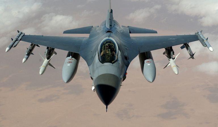 Aviones supersónicos F-16