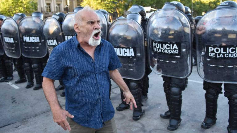 Marcha y protesta de jubilados en el congreso 20251008