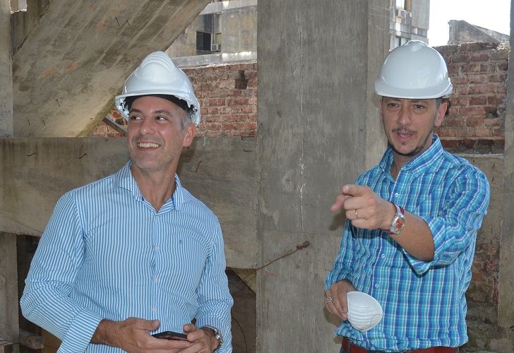 EN OBRA. Los funcionarios Manuel Ortega y Francisco Marchiaro.