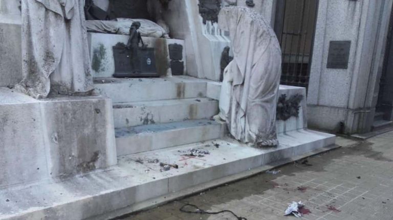 mausoleo-Ramón-Falcón-cementerio-Recoleta