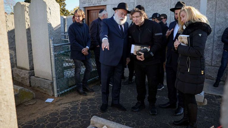 Javier Milei en el Ohel en Nueva York