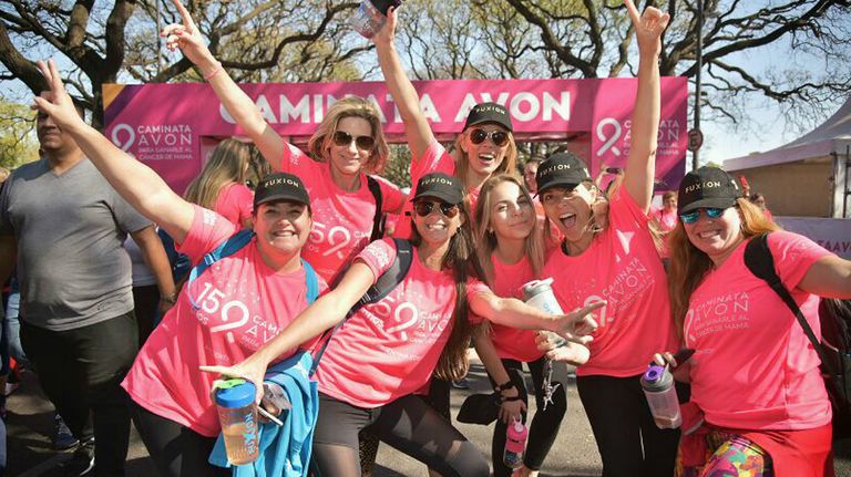 La Caminata Avon contra el Cáncer de Mama reunió a una multitud en Palermo.