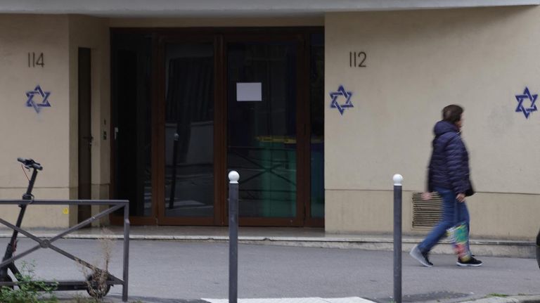 Pintadas con la estrella de David en barrios de París, Francia