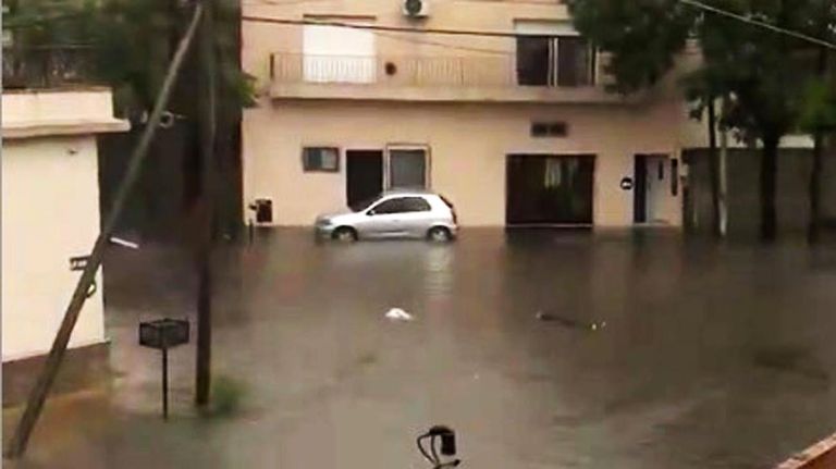 Cadaver flotando a la deriva por las calles inundadas de Valentïn Alsina.