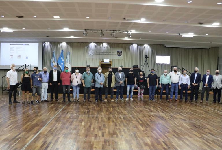 Sindicalistas, dirigentes sociales y el rector de la UBA, juntos.