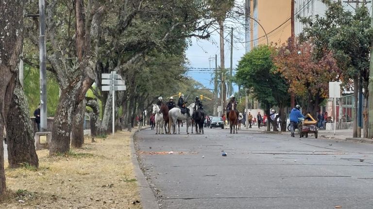 Disturbios frente a la legislatura en Jujuy