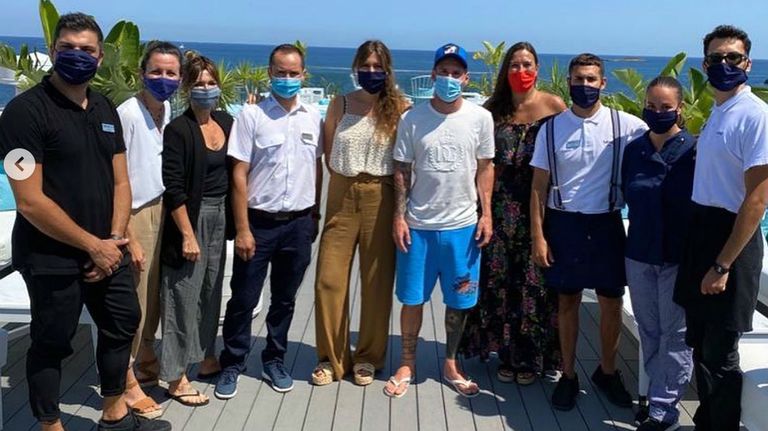 BARBIJOS. El accesorio que define esta cuarentena. Messi se fotografió usándolo junto a algunos jugadores del Barcelona. Y en el hotel de Ibiza.
