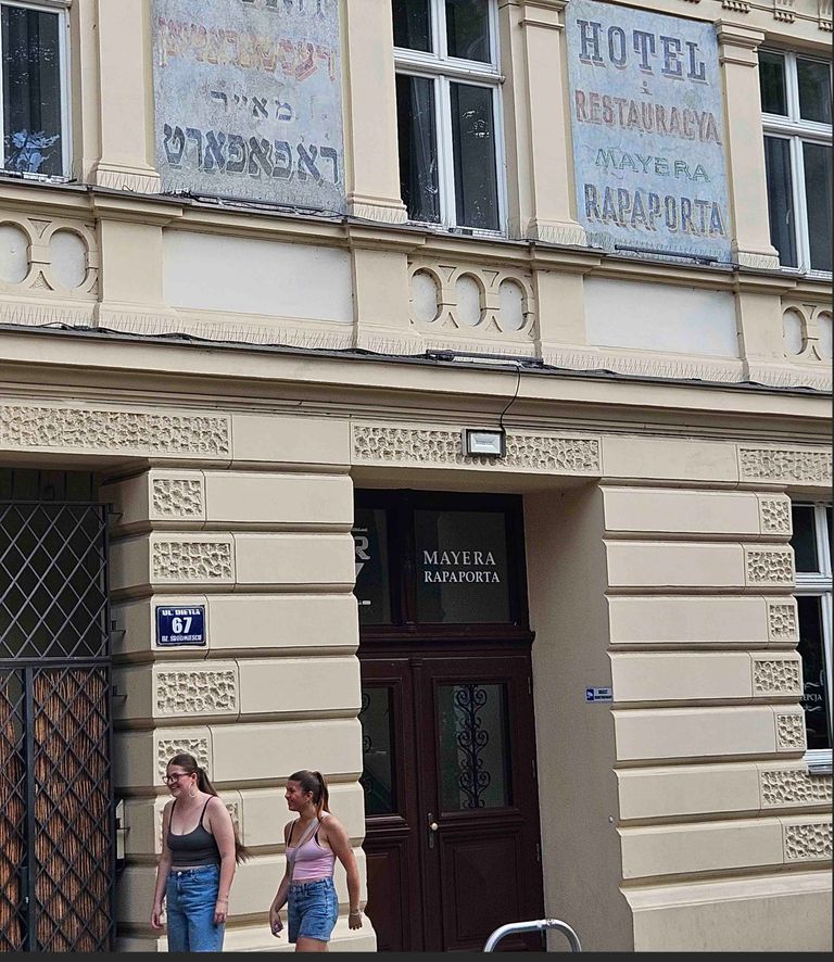 Inscripciones en idisch en las calles de Cracovia. 