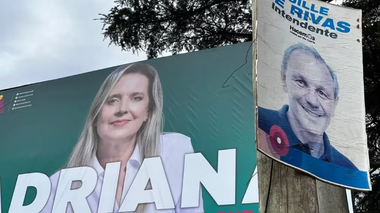 Carteles de Adriana Nazario en Río Cuarto
