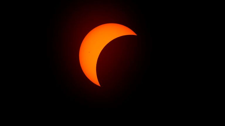 La luna comienza a eclipsar al sol el 8 de abril de 2024 en Fort Worth, Texas.