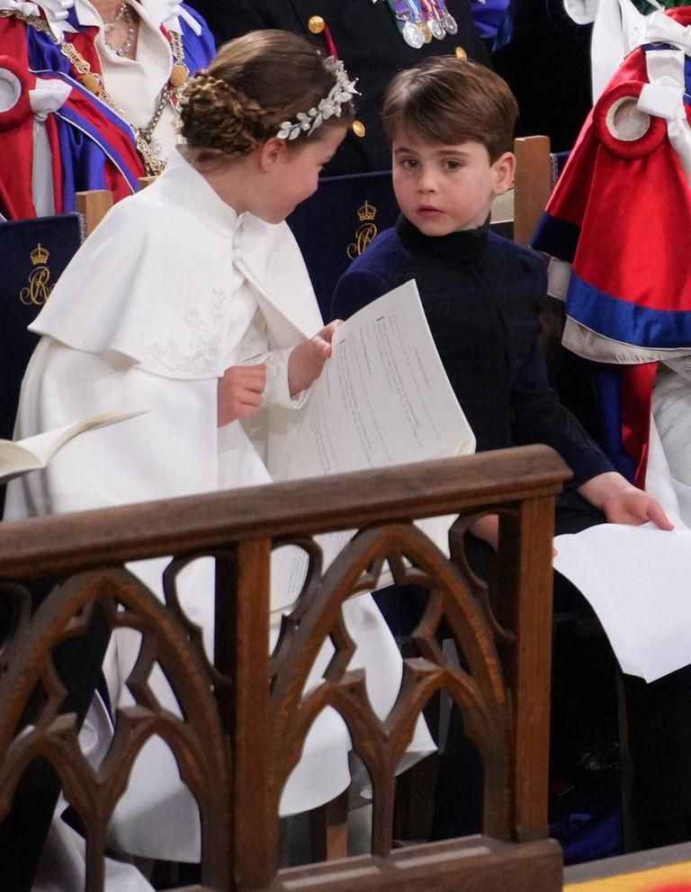 Gestos, charlas y bostezos de la princesa Carlota junto al príncipe Luis en la coronación de su abuelo