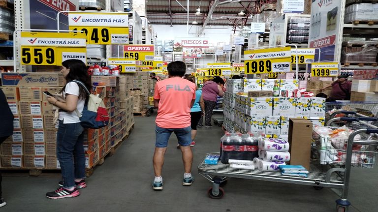 20231209 Filas en supermercados antes de la asunción de Milei