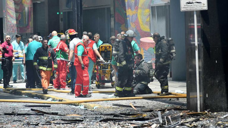Bomberos de la Ciudad combaten un incendio en avenida Alem al 600 20231212