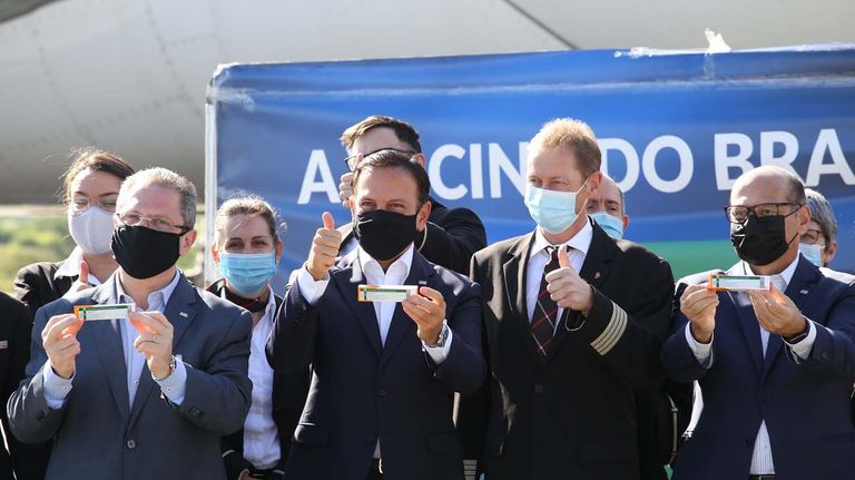 El gobernador Joao Doria recibiendo las vacunas del coronavirus 20201218
