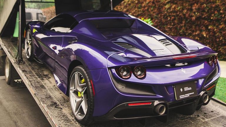 La nueva Ferrari de Maluma