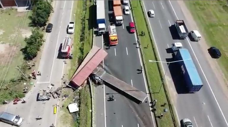 Choque y vuelco en Panamericana Km 72 en Campana 20220210