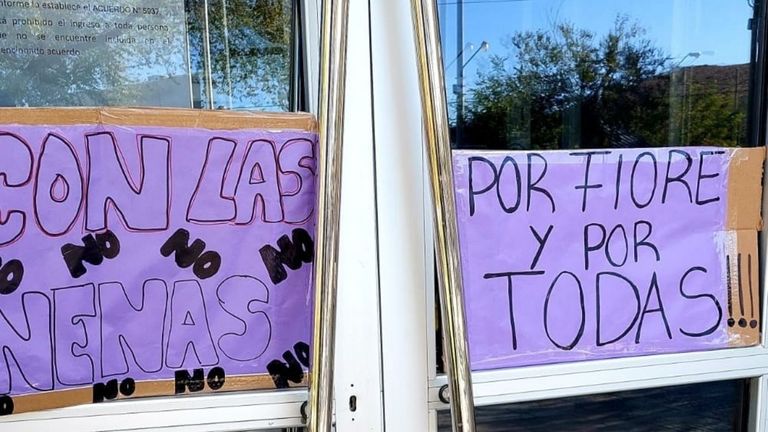 Protesta frente al edificio del Poder Judicial de Chos Malal.