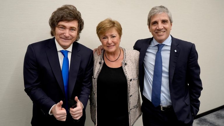 Javier Milei, Kristalina Georgieva y Luis Caputo