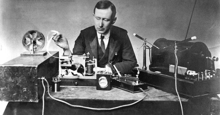El 12 de diciembre de 1901, Guillermo Marconi recibió la primera señal de radio transatlántica desde Inglaterra hacia los Estados Unidos