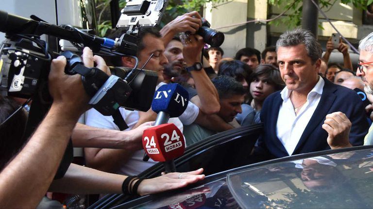 Sergio Massa entrando al colegio Carlos Pellegrini de cierre de campaña