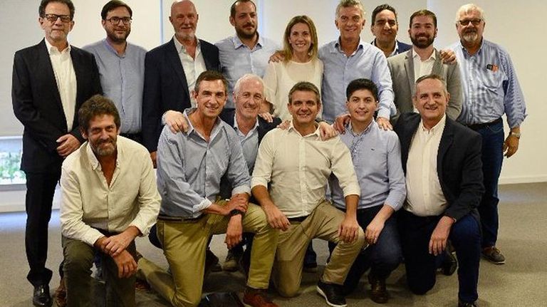 Macri junto a los presidentes del PRO de varias provincias. Respaldo federal para que conduzca el partido a nivel nacional.