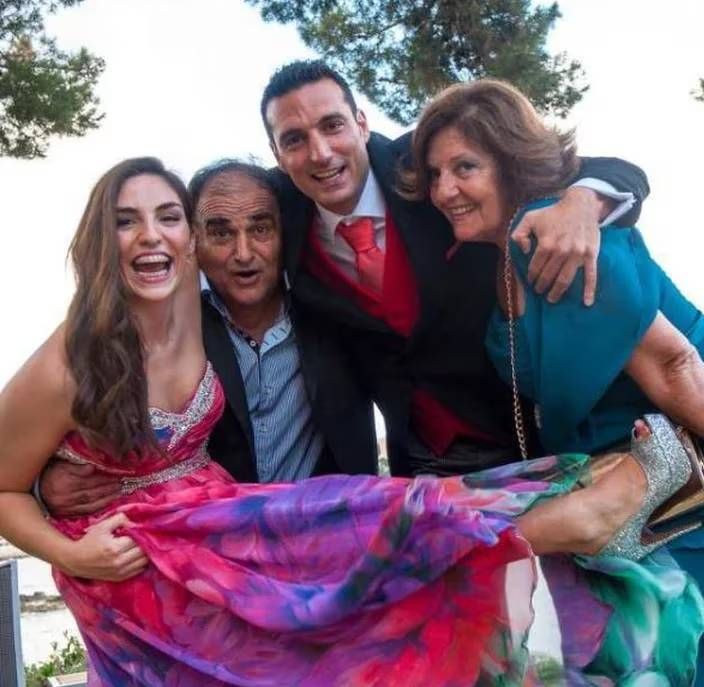 Lionel Scaloni junto a sus padres, Eulalia Marzetti y Ángel, y su hermana, Corina