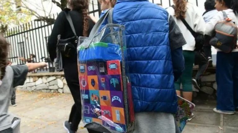 Escuelas cordobesas restringen las mochilas
