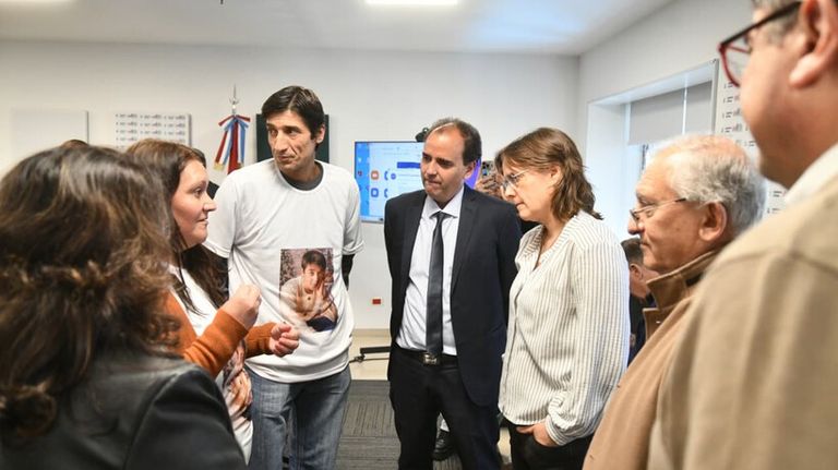 Los legisladores Llamosas y Austin junto a los papás de Joaquín Sperani