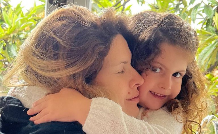 Belita, la hija de Isabel Macedo, enamoró con su dulce voz al cantar