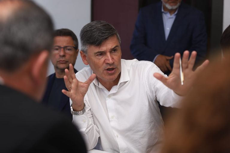 Daniel Passerini junto a intendentes de otras localidades