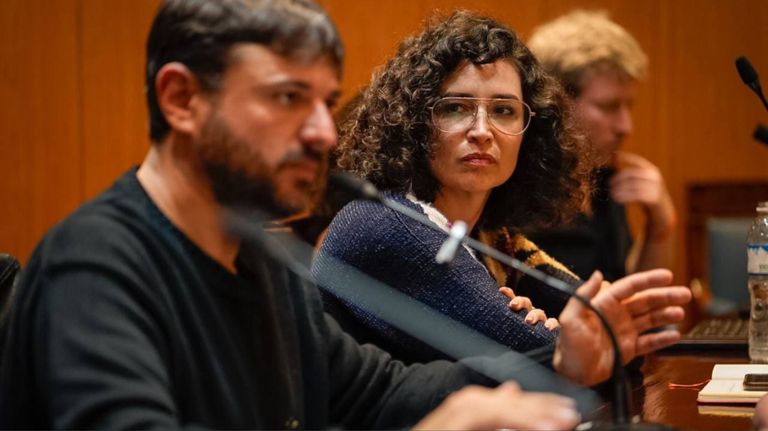 Julia Mengolini y su abogado Juan Grabois contra Javier Milei 1