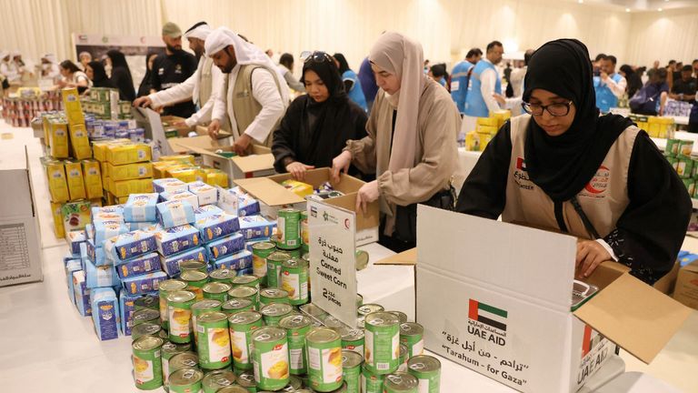 La ayuda humanitaria enviada desde distintas partes del mundo empieza a entrar desde Egipto a la bloqueada Gaza.